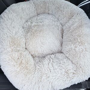 Koolaburra “Sacha” Fluffy Cream Pet Bed NEW 30x30 large pet bed